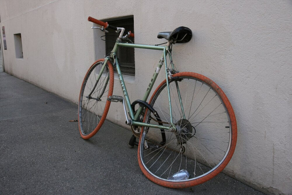 Blogger Martin Tesar Photography - grünes Fahrrad mit verbogenem Rad